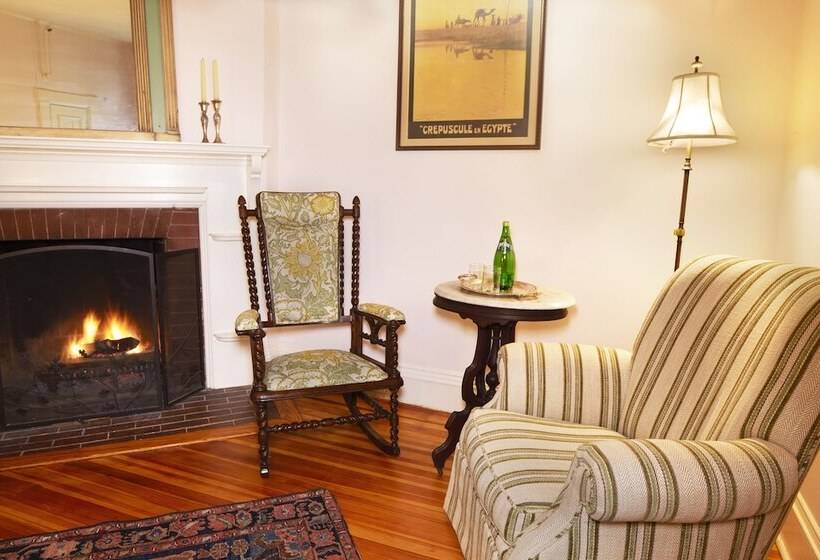 اتاق با نمای کوهستان کلاسیک, Apple Tree Inn