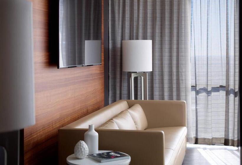 מיטת קינג בסוויטה, Atlanta Marriott Marquis