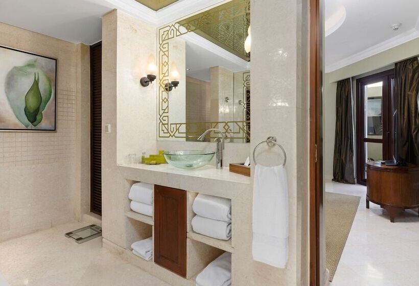 Люкс, Hilton Luxor Resort & Spa