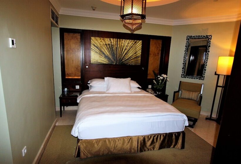 Люкс, Hilton Luxor Resort & Spa