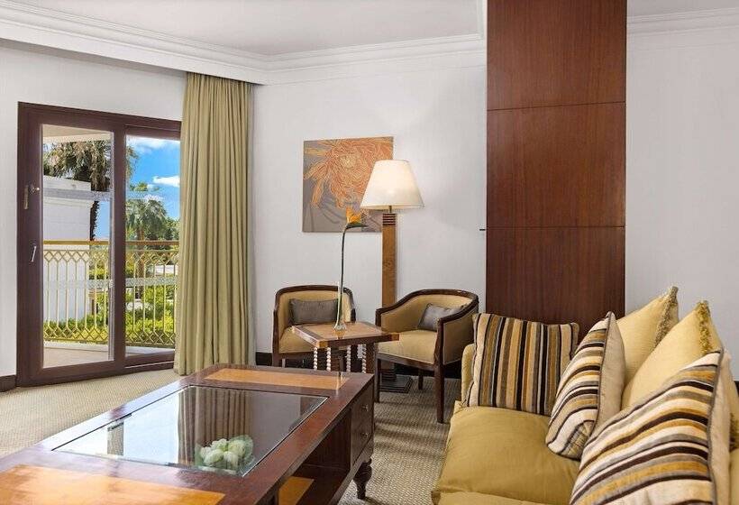 Полулюкс, Hilton Luxor Resort & Spa