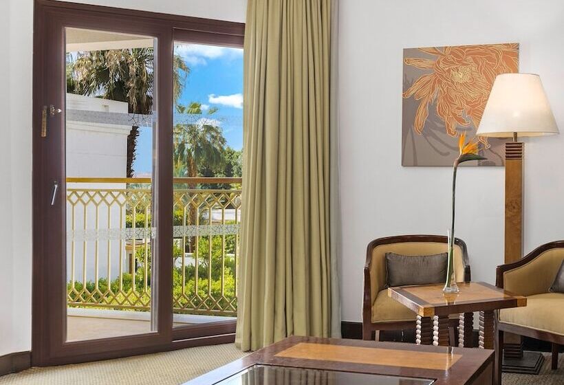 Полулюкс, Hilton Luxor Resort & Spa