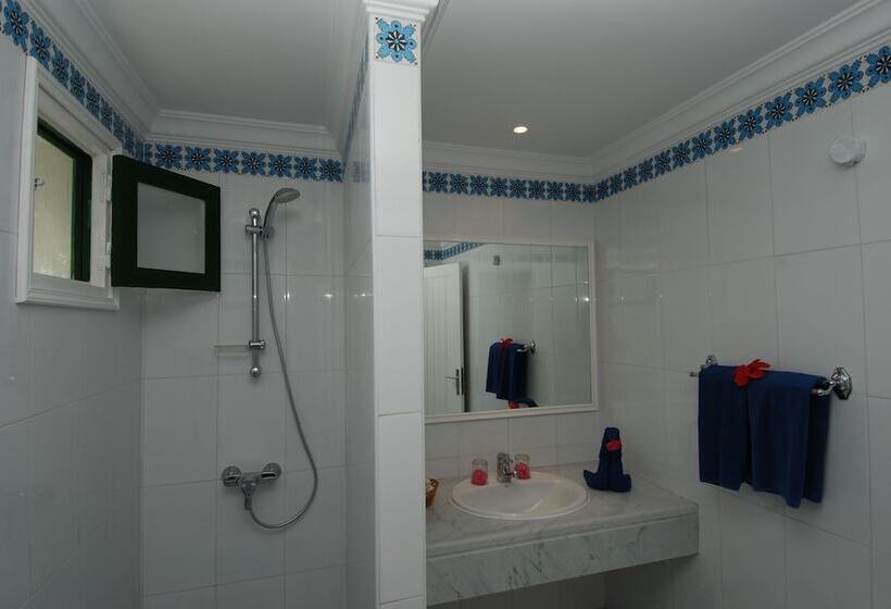 غرفة قياسية رباعية, Sangho Club Zarzis