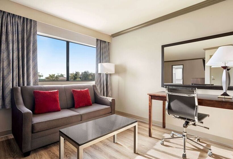 جناح, Baymont By Wyndham Monterey Park