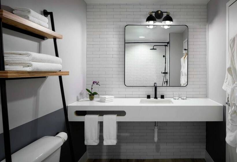 חדר דלוקס מותאם לאנשים עם מוגבלויות, Freepoint Hotel Cambridge, Tapestry Collection By Hilton