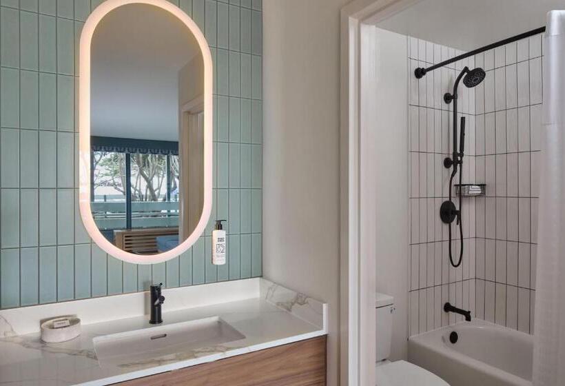 غرفة قياسية سرير كينج لذوى الإحتياجات الخاصة, Monterey Beach Hotel, A Tribute Portfolio