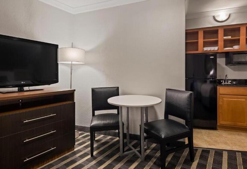 带大床的套房, Best Western Plus Milwaukee West