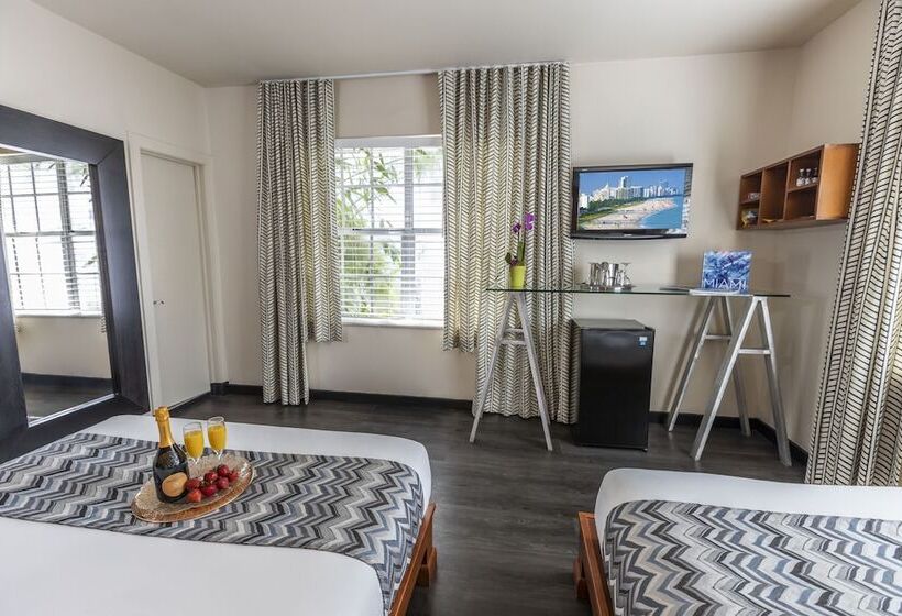 غرفه قياسيه سريرين مزدوجين, Chesterfield Hotel & Suites