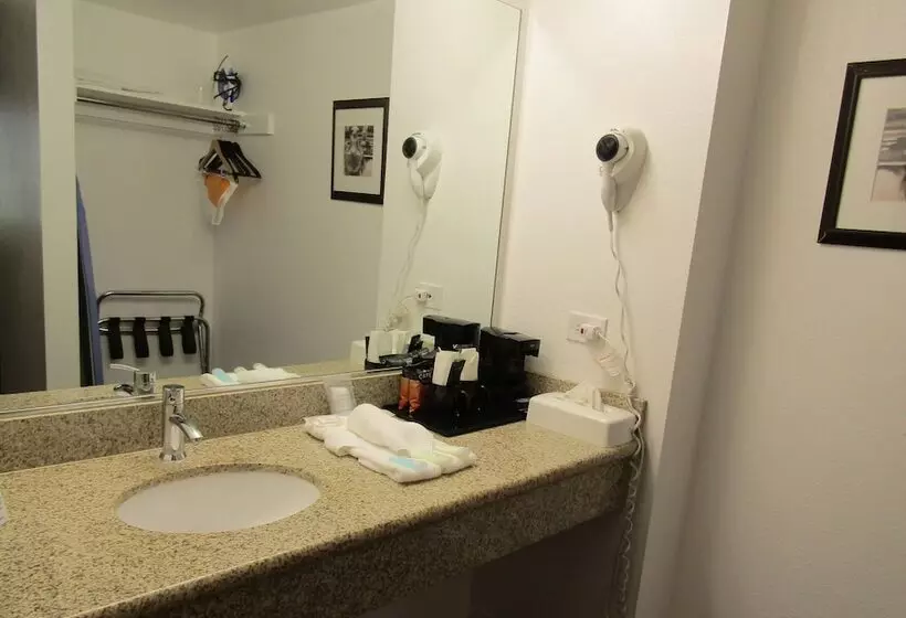 ２ダブルベッドのスタンダードルーム, Clarion Inn Near China Lake Naval Station