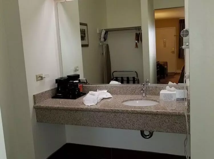 ２ダブルベッドのスタンダードルーム, Clarion Inn Near China Lake Naval Station
