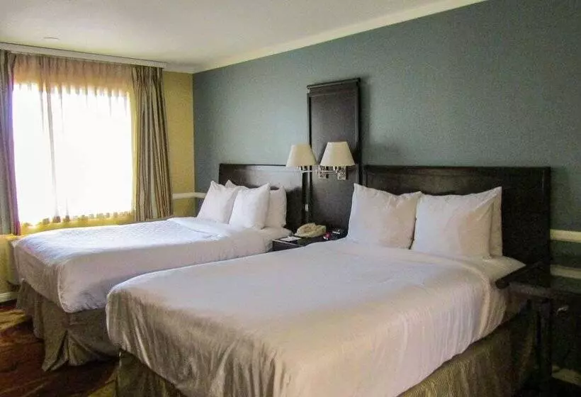 ２ダブルベッドのスタンダードルーム, Clarion Inn Near China Lake Naval Station