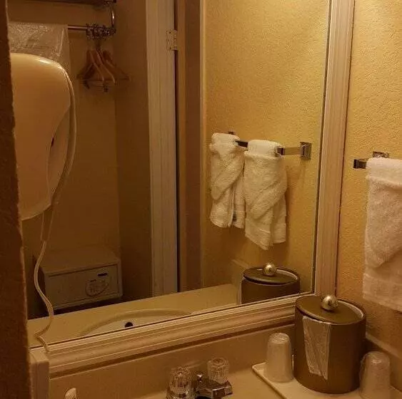 ２ダブルベッドのスタンダードルーム, Econo Lodge Busch Gardens