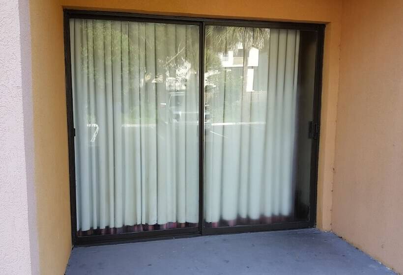 غرفه قياسيه سريرين مزدوجين, Econo Lodge Busch Gardens