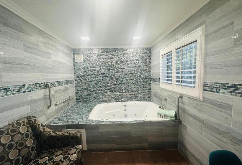 سوئیت با تخت بزرگ, Casa Blanca Hotel & Suites Orange Sr 55 Freeway, Near Honda Center, Chapman University, Disneyland