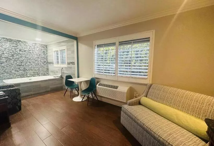 سوئیت با تخت بزرگ, Casa Blanca Hotel & Suites Orange Sr 55 Freeway, Near Honda Center, Chapman University, Disneyland