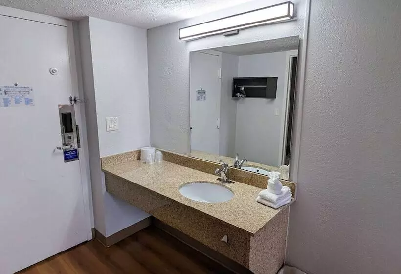 اتاق استاندارد برای معلولان, Motel 6framingham, Ma  Boston West
