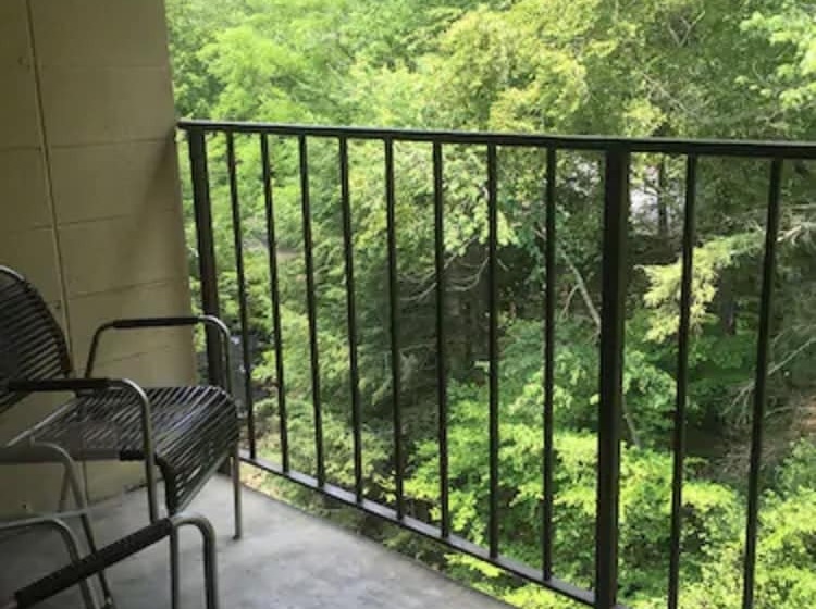 חדר סטנדרט עם מיטת קינג, Brookside Lodge