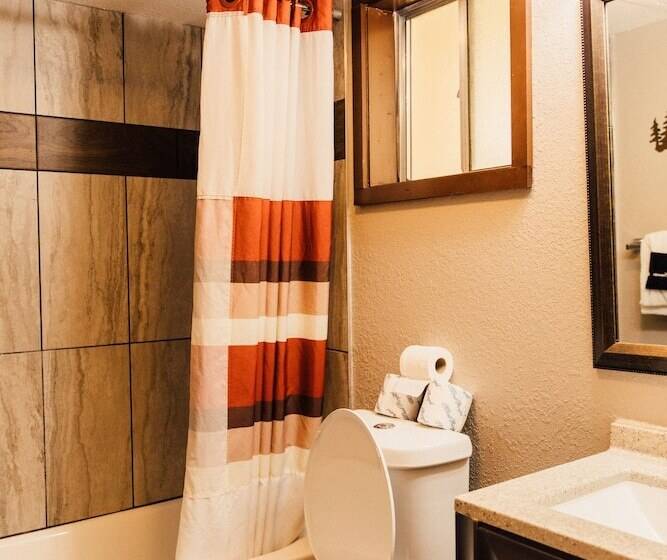 חדר סטנדרט עם מיטת קינג, Brookside Lodge