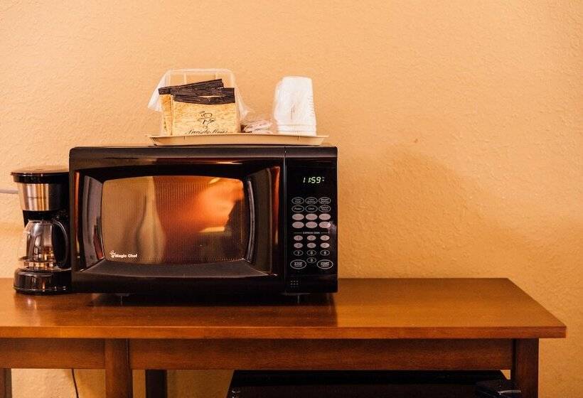 חדר סטנדרט עם מיטת קינג, Brookside Lodge