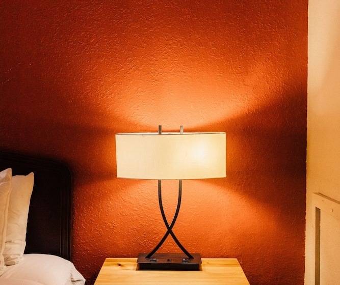 חדר סטנדרט עם מיטת קינג, Brookside Lodge