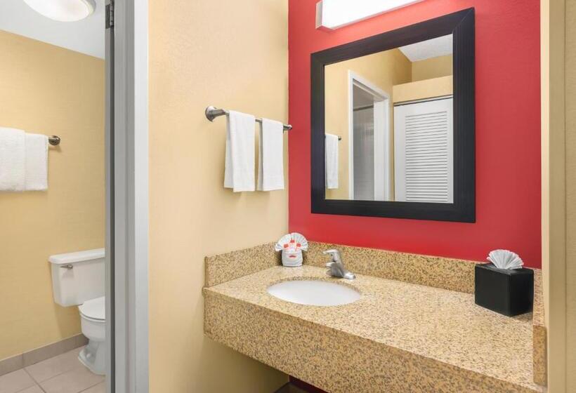 غرفة قياسية سرير كينج لذوى الإحتياجات الخاصة, Super 8 By Wyndham Dallas Love Field Airport