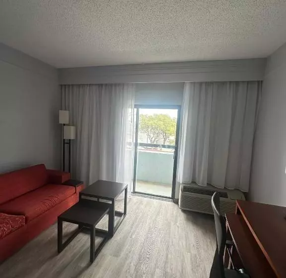 キングサイズベッドのデラックスルーム, Super 8 By Wyndham Dallas Love Field Airport