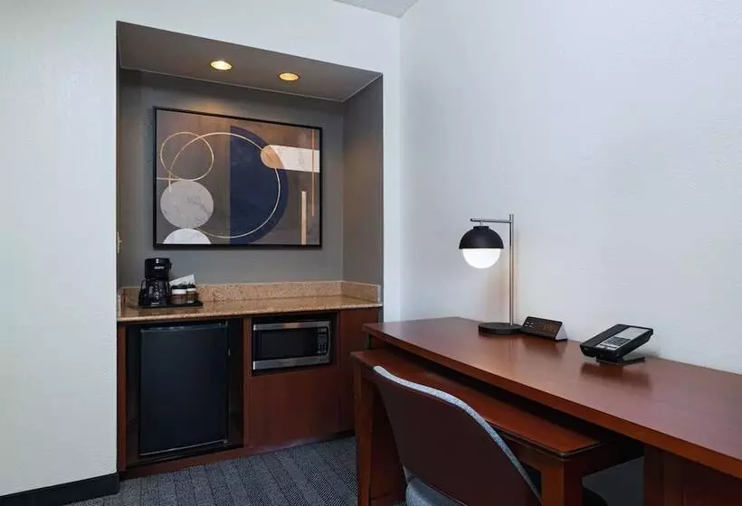 Sviitti, Courtyard By Marriott Dallas Richardson At Spring Valley