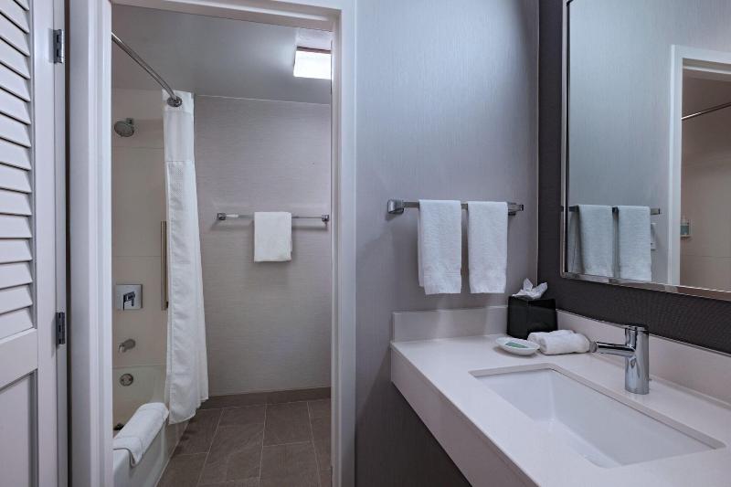 غرفة قياسية سرير كينج, Courtyard By Marriott Dallas Richardson At Spring Valley