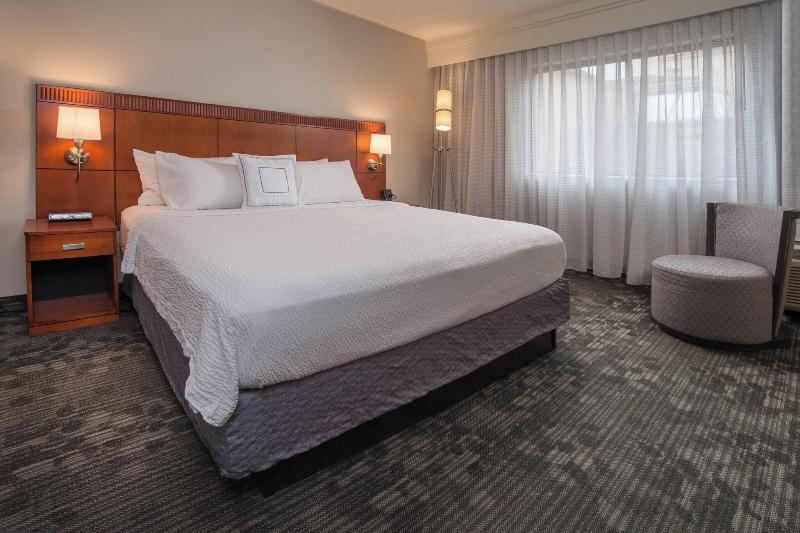 מיטת קינג בסוויטה, Courtyard By Marriott Fairfax Fair Oaks