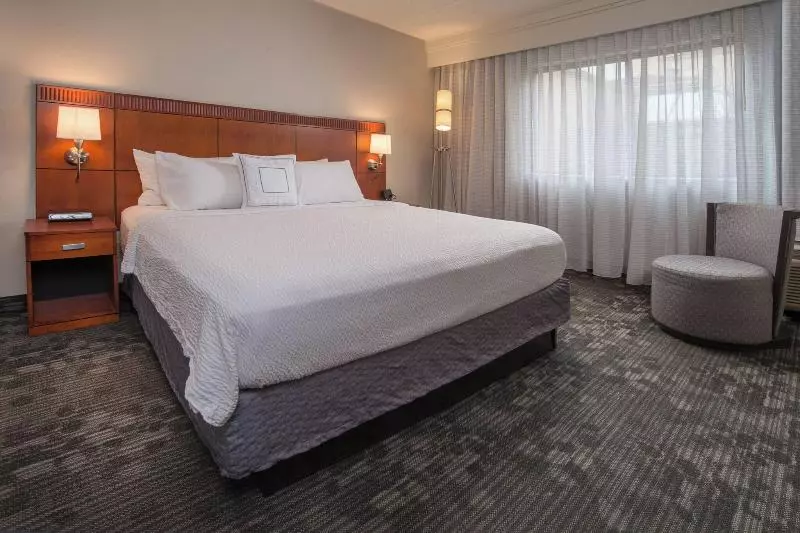 キングサイズベッドのスイートルーム, Courtyard By Marriott Fairfax Fair Oaks
