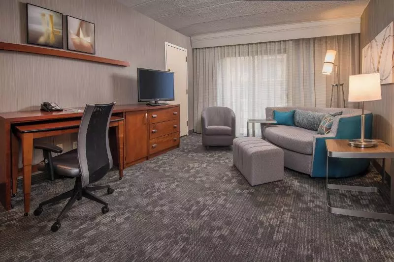 キングサイズベッドのスイートルーム, Courtyard By Marriott Fairfax Fair Oaks