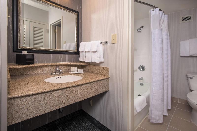 מיטת קינג בסוויטה, Courtyard By Marriott Fairfax Fair Oaks