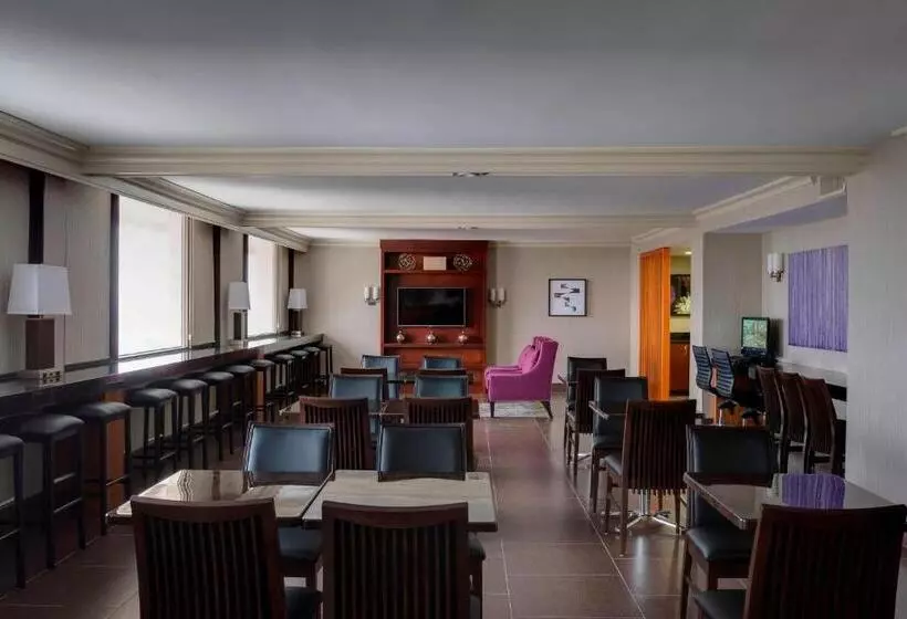 اتاق استاندارد با اتاق نشیمن, Dallas Addison Marriott Quorum By The Galleria