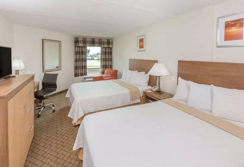 ２ダブルベッドのスタンダードルーム, Days Inn By Wyndham Biloxi Beach