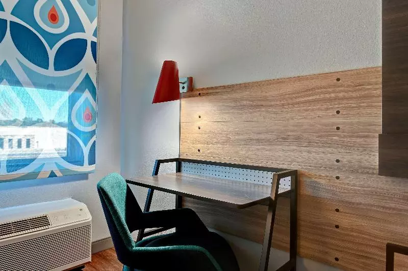 身障者適用キングサイズベッドルーム, Days Inn By Wyndham Bradenton  Near The Gulf