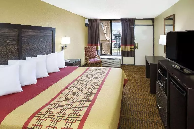 キングサイズベッドのスタンダードルーム, Days Inn By Wyndham Columbus North Fort Moore
