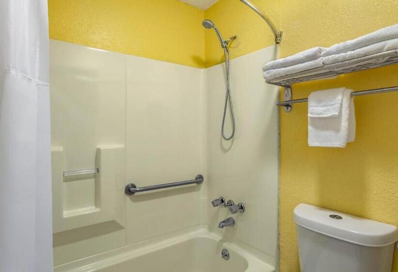 Номер Стандарт Адаптированный для Инвалидов, Days Inn By Wyndham Greensboro Airport