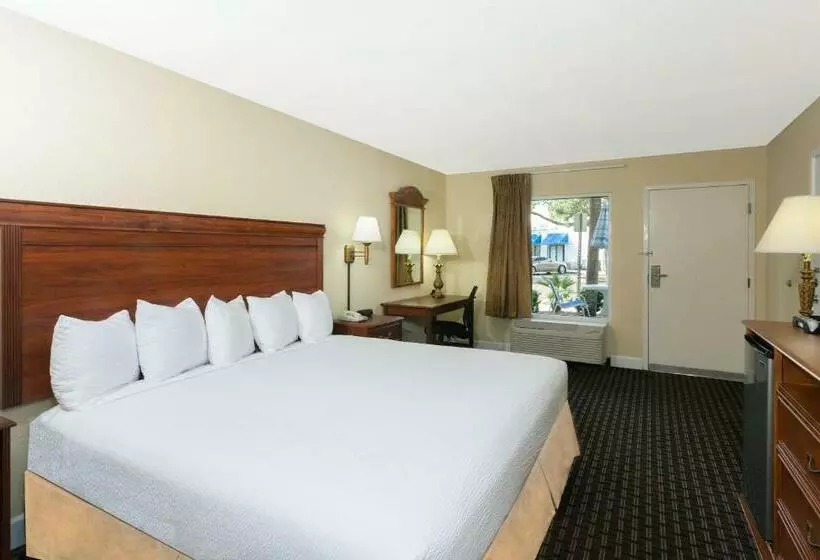 身障者適用キングサイズベッドルーム, Days Inn By Wyndham Port Charlotte Town Center