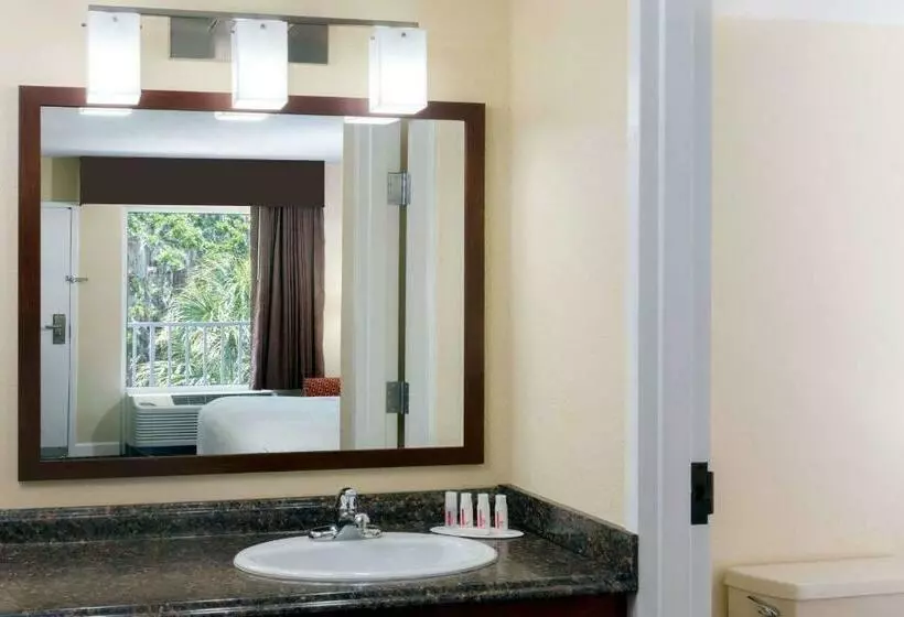 キングサイズベッドのスタンダードルーム, Days Inn By Wyndham Port Charlotte Town Center