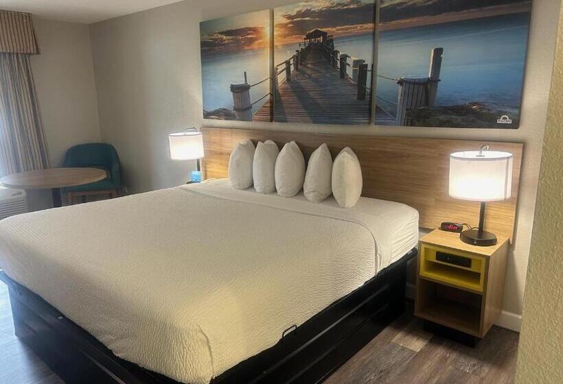Номер Стандарт Кровать Кинг Адаптированный для Инвалидов, Days Inn By Wyndham Port Charlotte Town Center