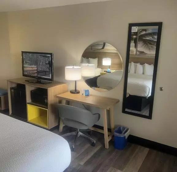 キングサイズベッドのスタンダードルーム, Days Inn By Wyndham Port Charlotte Town Center