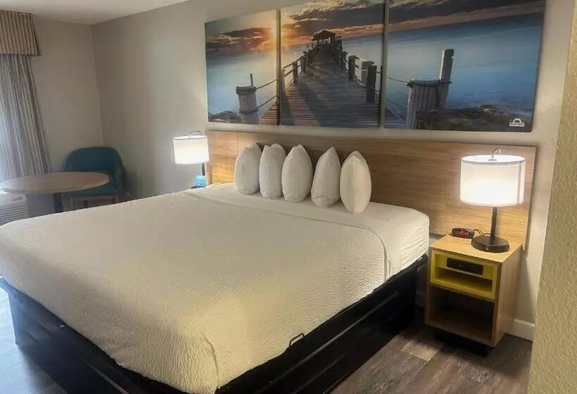 キングサイズベッドのスタンダードルーム, Days Inn By Wyndham Port Charlotte Town Center