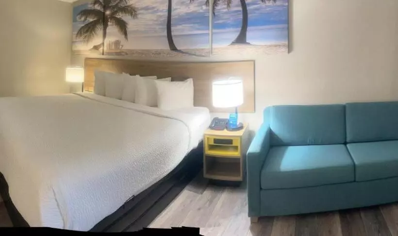 キングサイズベッドのエクゼクティブルーム, Days Inn By Wyndham Port Charlotte Town Center