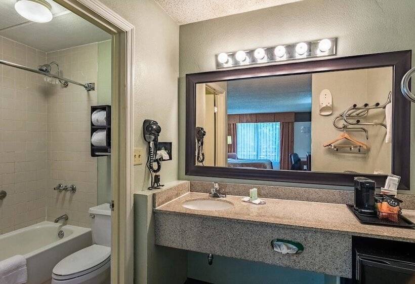 ２ダブルベッドのスタンダードルーム, Quality Inn Columbus Near Fort Moore