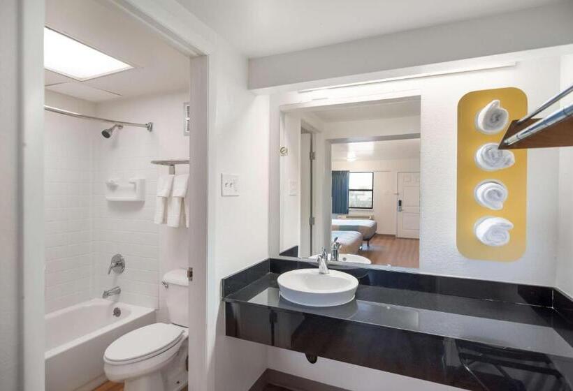 اتاق لوکس با تخت بزرگ, Motel 6 Colorado Springs, Co   Air Force Academy