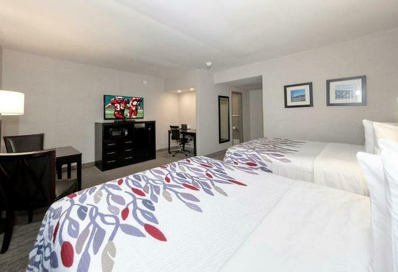Номер Deluxe Вид на Озеро, Red Roof Inn & Suites Newburgh   Stewart Airport West Point
