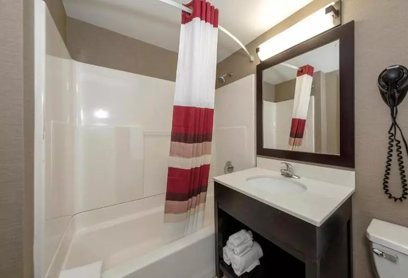 キングサイズベッドのデラックスルーム, Red Roof Inn & Suites Newburgh   Stewart Airport West Point