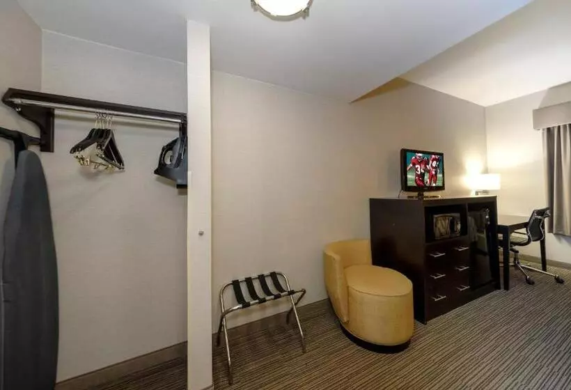 キングサイズベッドのデラックスルーム, Red Roof Inn & Suites Newburgh   Stewart Airport West Point