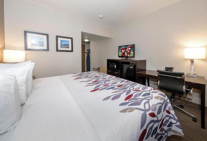 带大床的豪华间, Red Roof Inn & Suites Newburgh   Stewart Airport West Point