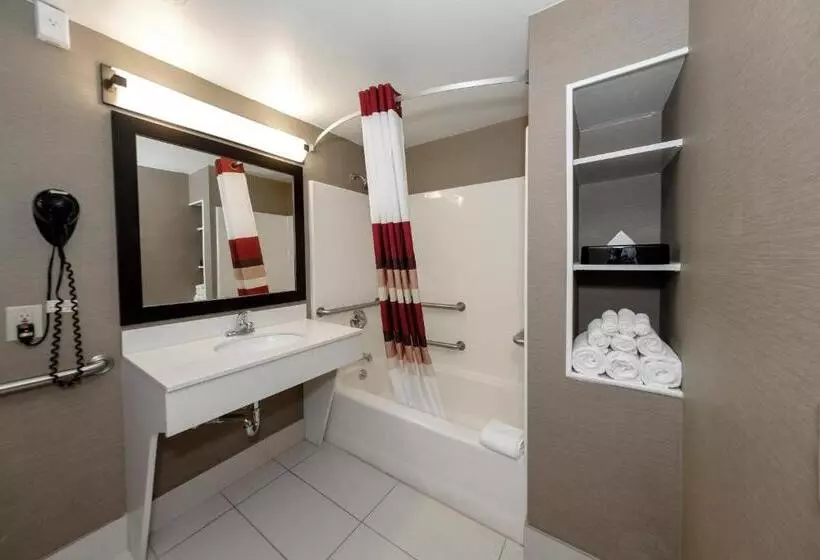 身障者適用スイートルーム, Red Roof Inn & Suites Newburgh   Stewart Airport West Point